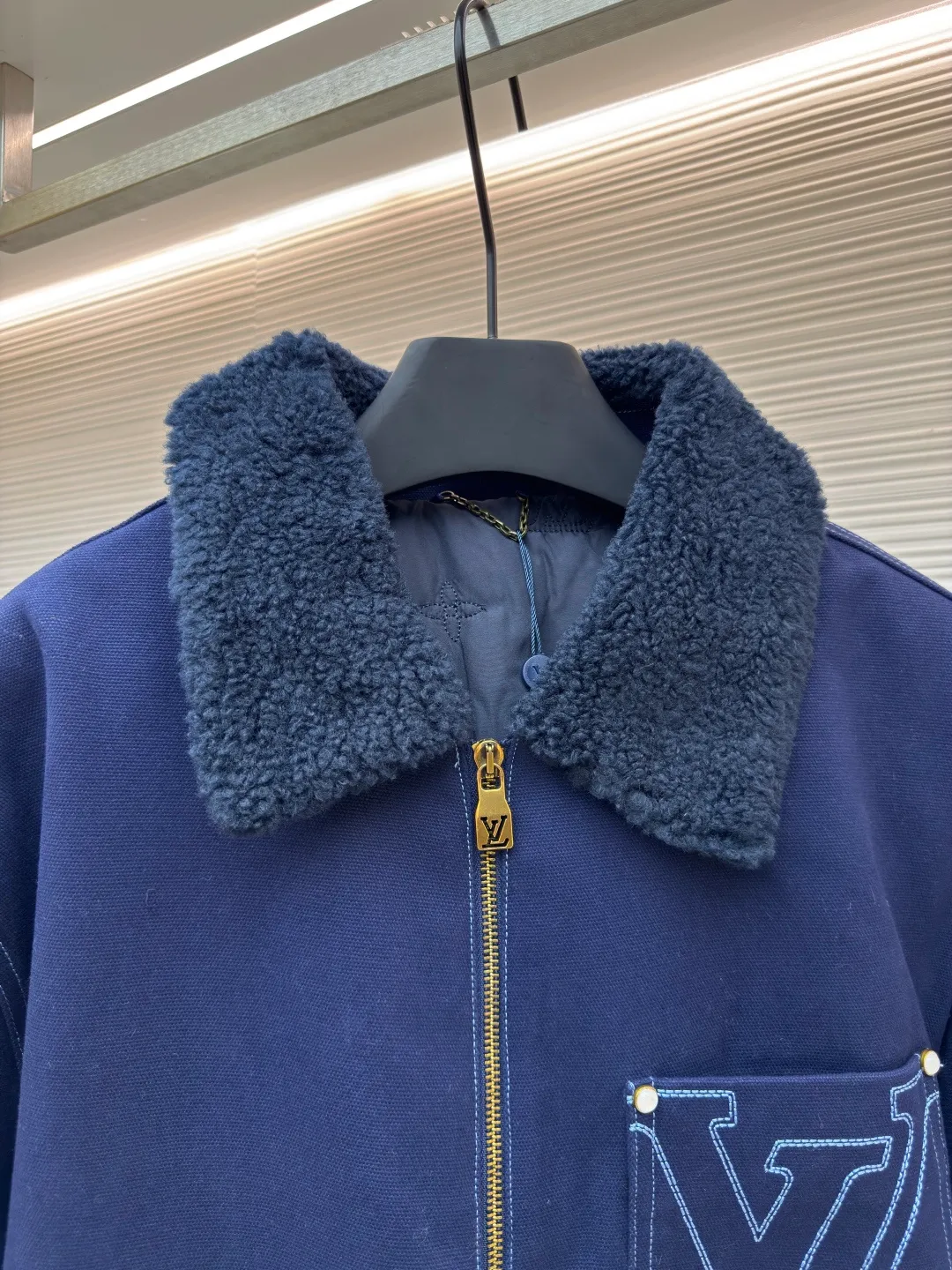 LOUIS VUITTON Winter Solstice Denim Work Clip ●Original version: Purchased and developed for 28500 ●Item number: 1680749-C45 ●Fabric: royal blue thickened beaded canvas fabric ●Technology: made on a positioning cutting machine ●Version: fitted version ●Weight: about 1315 grams ●Size: 46-48-50-52 ●Description: Has a comfortable wool collar and Monogram quilted lining, with topstitching incorporated into the chest pocket and rear respectively. LV logo and suede LV patch. Pearlescent rivets and buttons give it a dandy feel, matching the style. The overall wiring is straight and delicate, the fabric is comfortable and soft, and the color is consistent without color difference. It can be matched with the same style to create a fashionable look and control various occasions. Customized accessories, complete with three standards, same style for men and women!